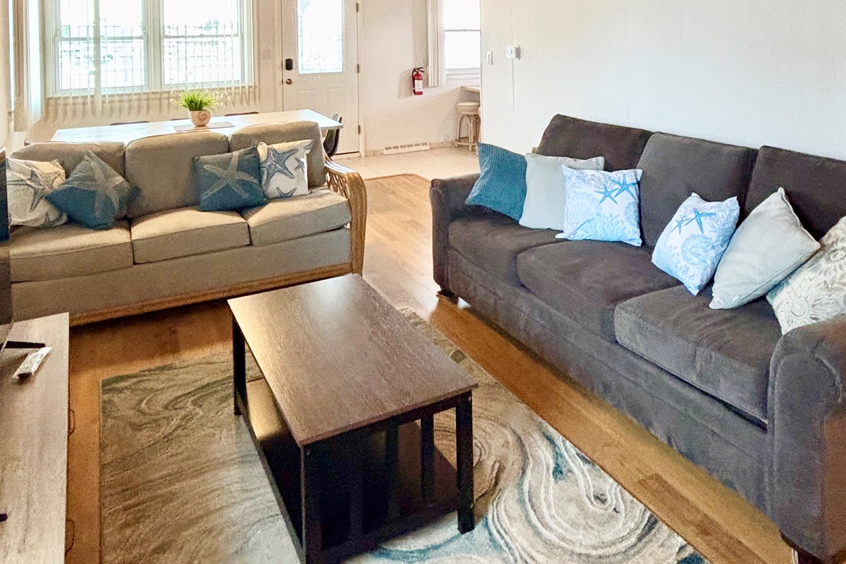 Upper Floor: Livingroom