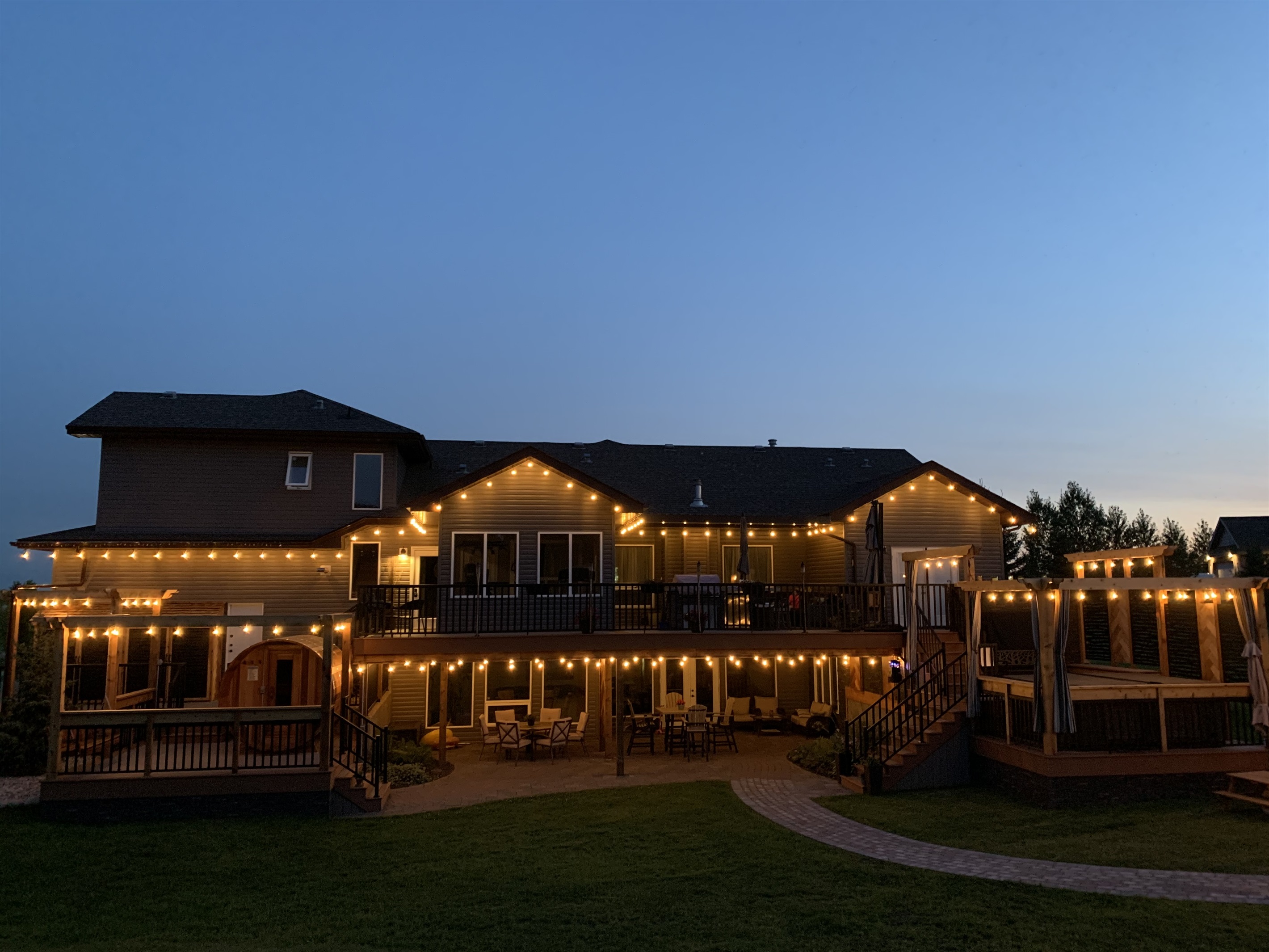 EVENING MAGIC. ENJOY YOURSELF ON THE MANY DECK LEVELS OR IN THE SAUNA, POOL OR HOT TUB. TOO MANY THINGS TO DO.