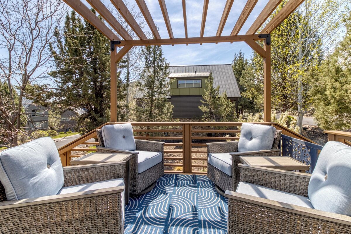 Peaceful deck w/ glider chairs - perfect for morning coffee & wildlife watching