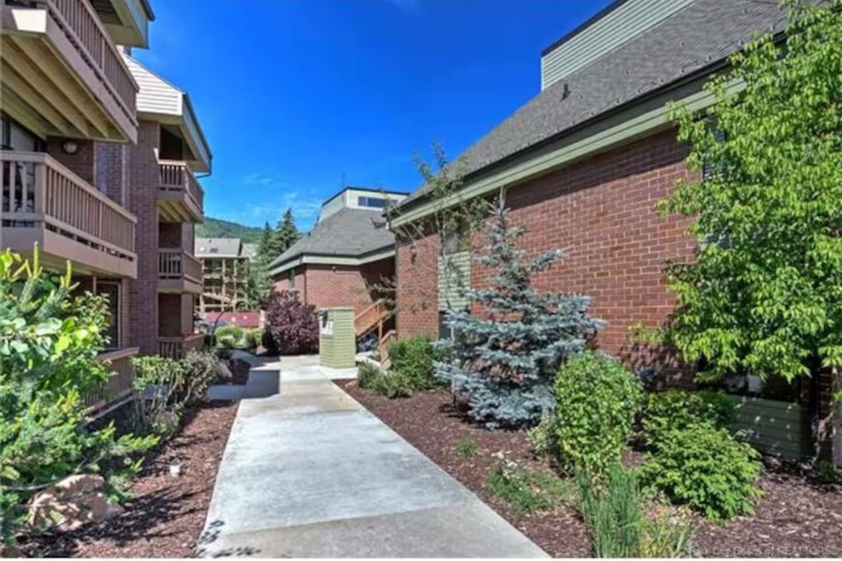 This little path is your gateway—four relaxed minutes from your door to PCMR, and just a bit farther to Main Street’s restaurants and shops.