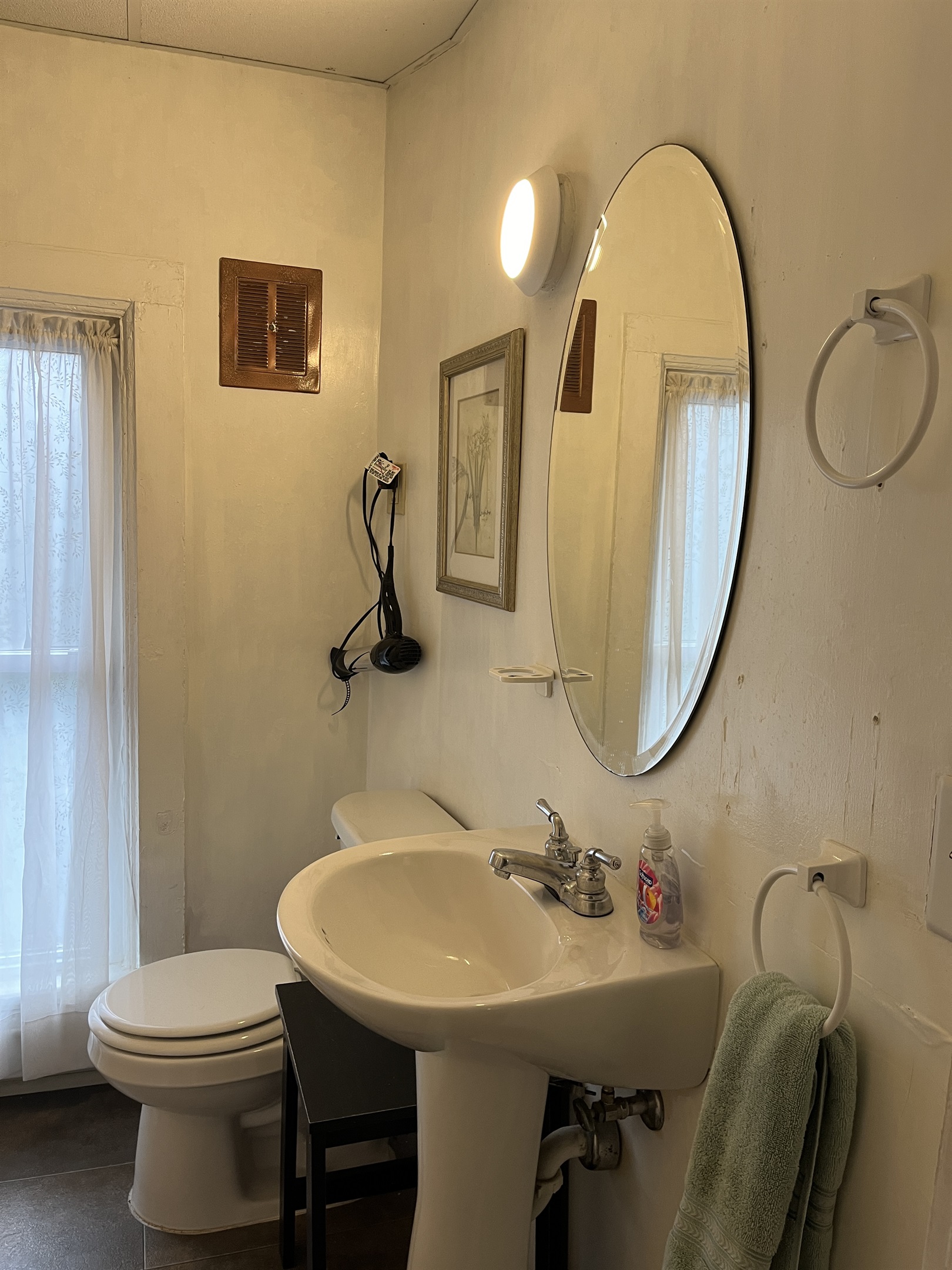 2nd floor bath with tub/shower