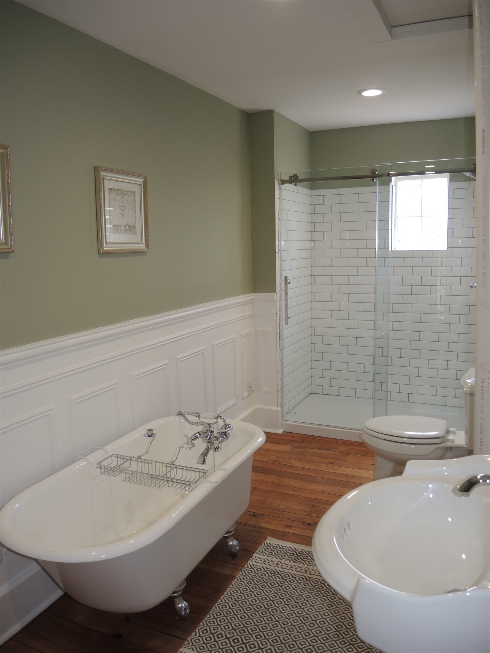 Doyle House - 2nd floor Bathroom Clawfoot tub and shower