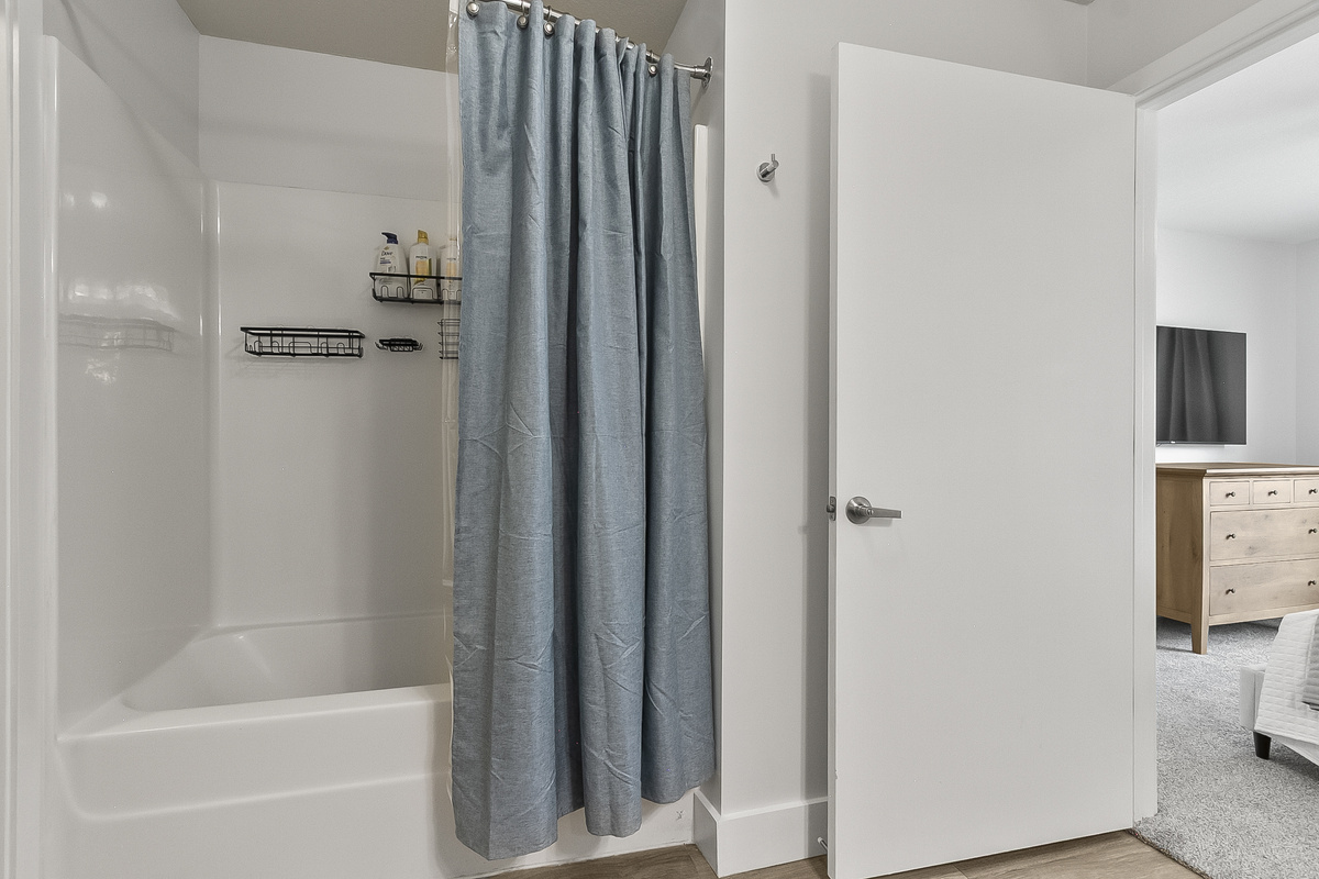 Master King Bathroom