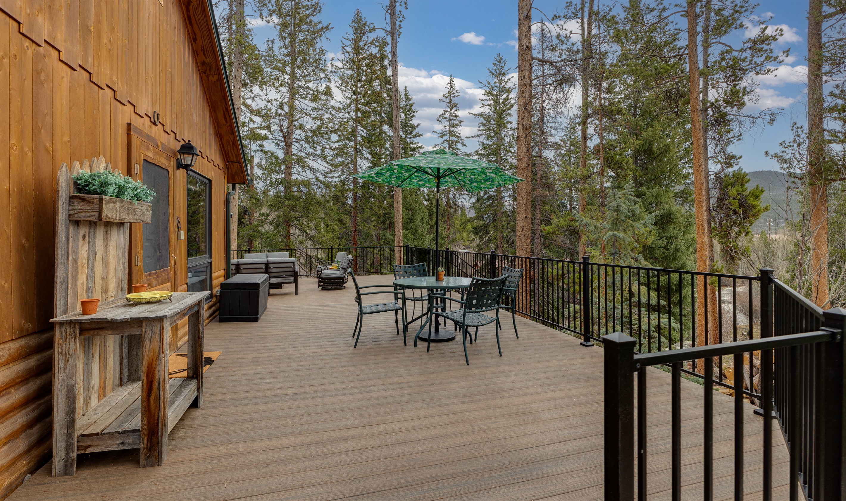 Side Patio | Outdoor Dining for 4