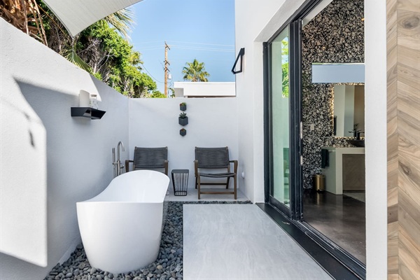 Romantic outdoor tub and lounge