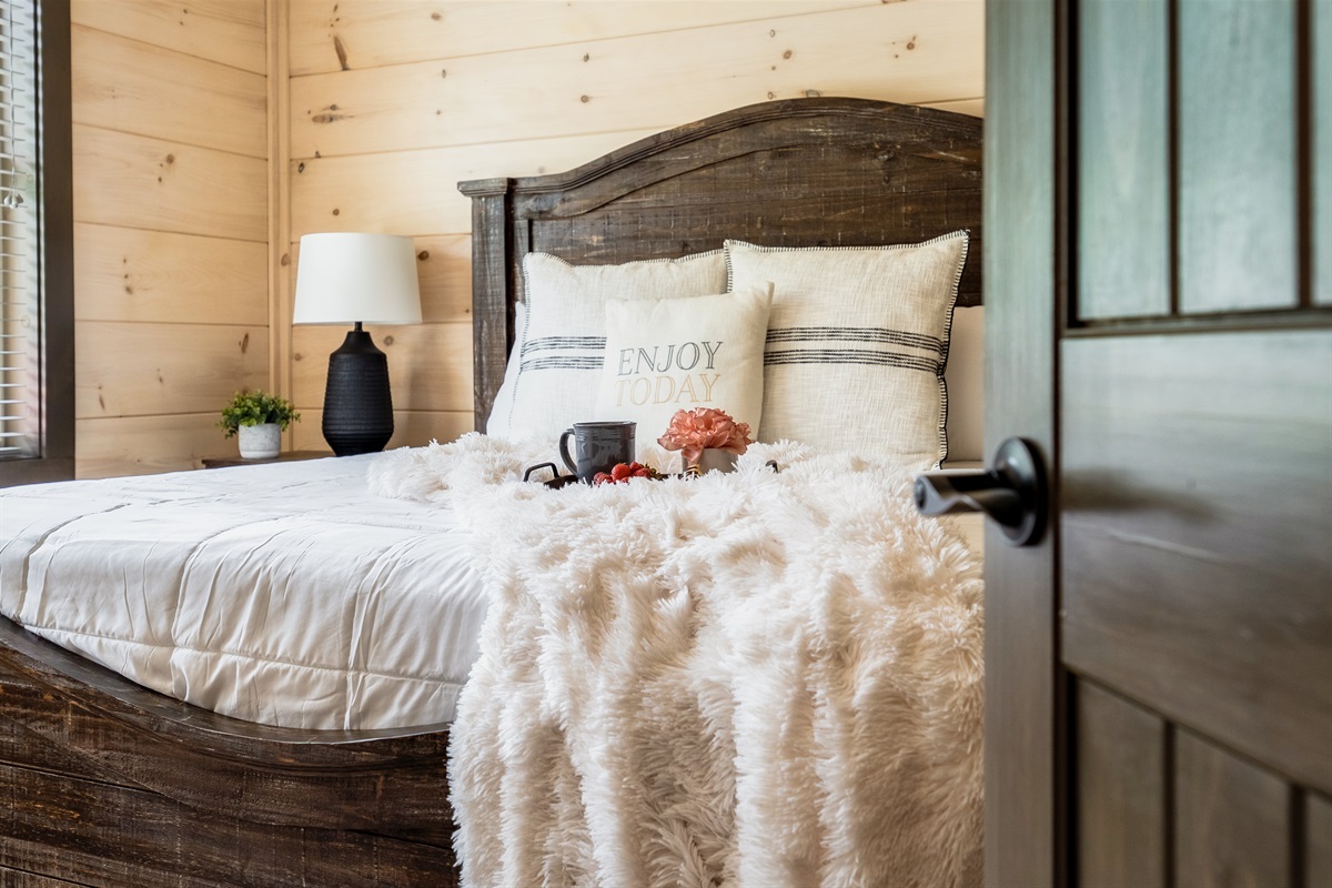 Second king size bedroom in the main floor