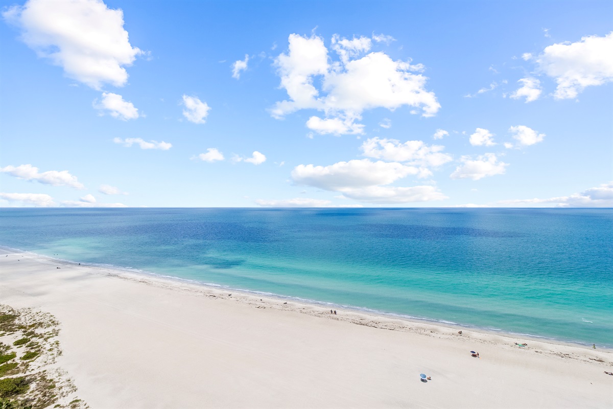 Enjoy the amazing views from the balcony of this penthouse unit!