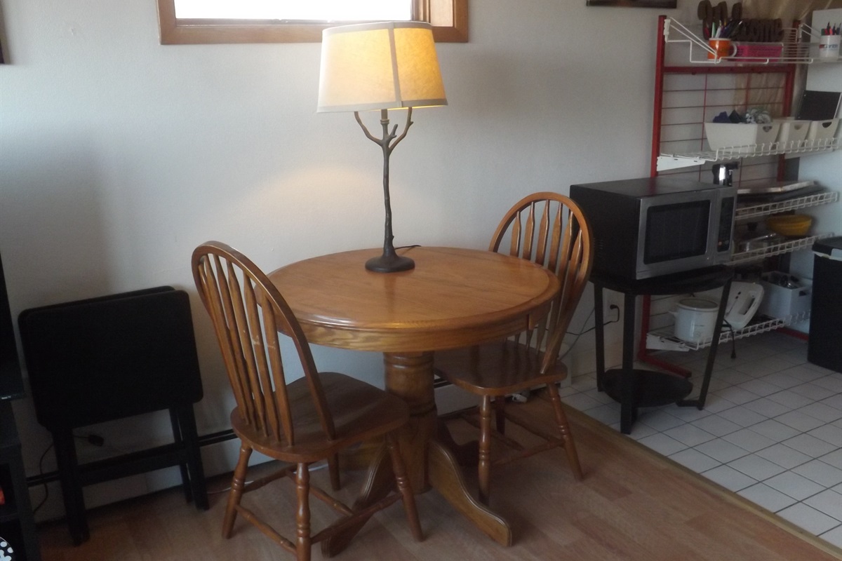 Dining area seats 2-3