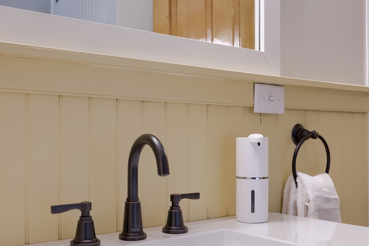 2nd Floor Bath. All Bath Linens Stocked.