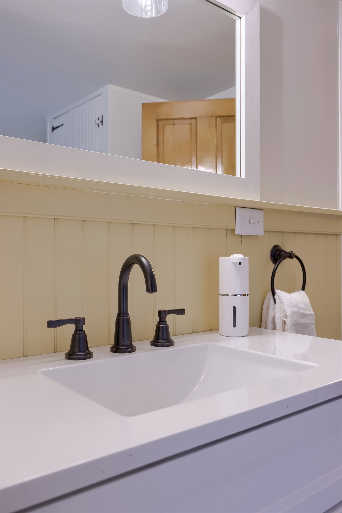 2nd Floor Bath. All Bath Linens Stocked.