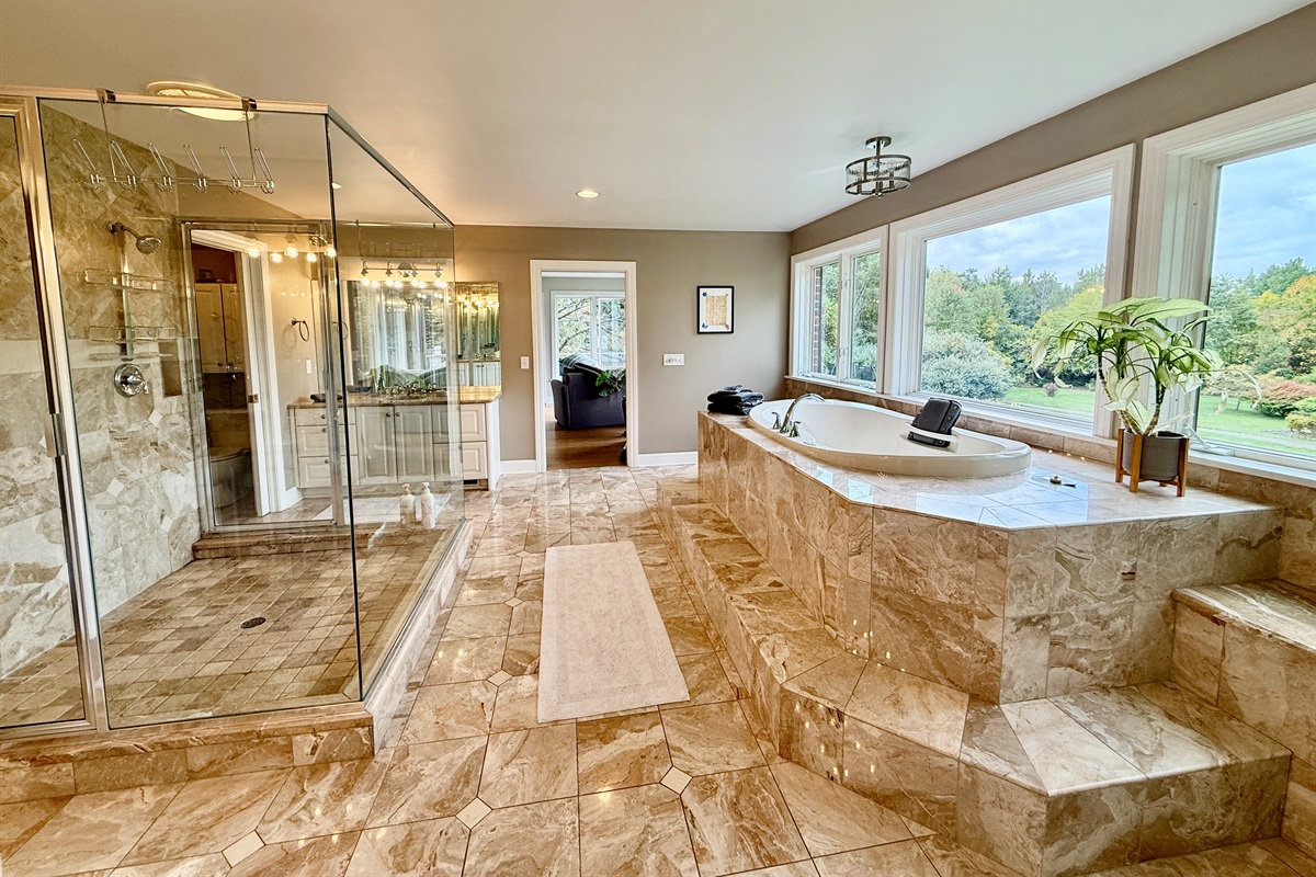 Family Master Suite with Jacuzzi, Shower and 2 Toilet and Sinks