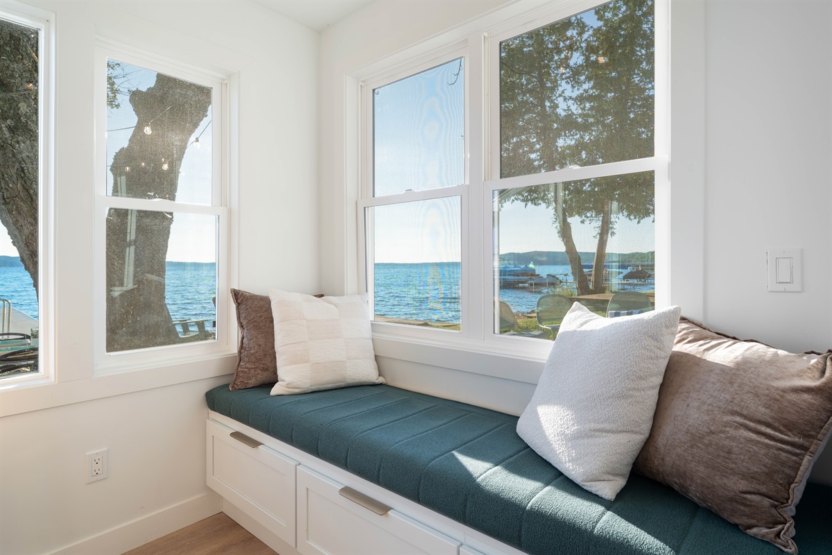 Enjoy the 7' window seat in the kitchen for hanging out with others. Guests have also been known to take a nap there. Needless to say, the views are tops!