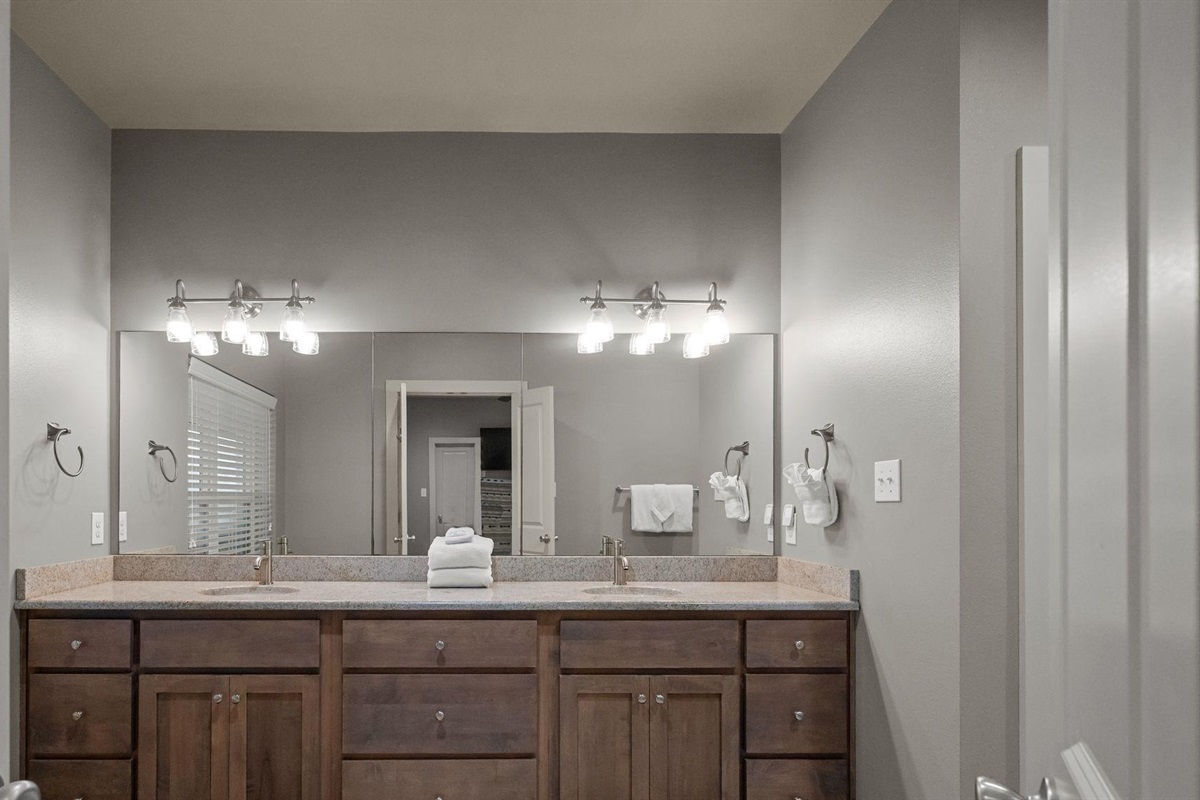 Full en-suite bathroom with a double vanity 