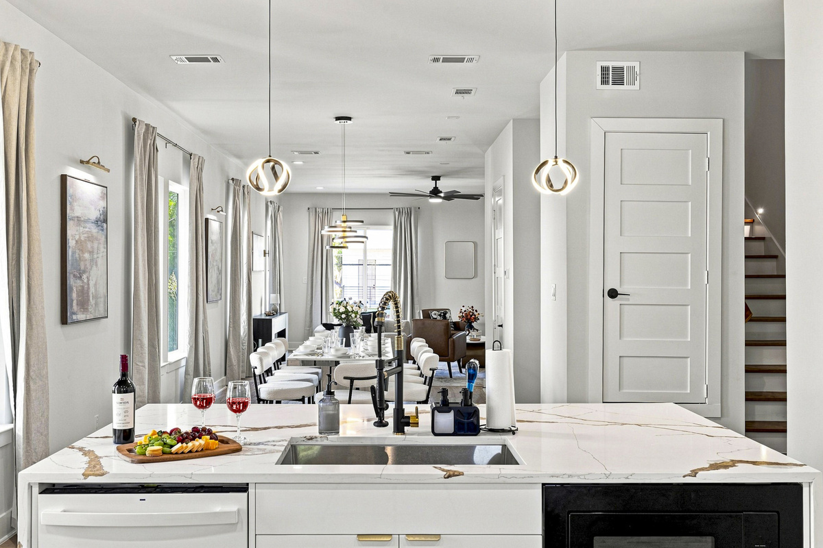 Elegant space with modern decor and natural light, perfect for memorable meals!