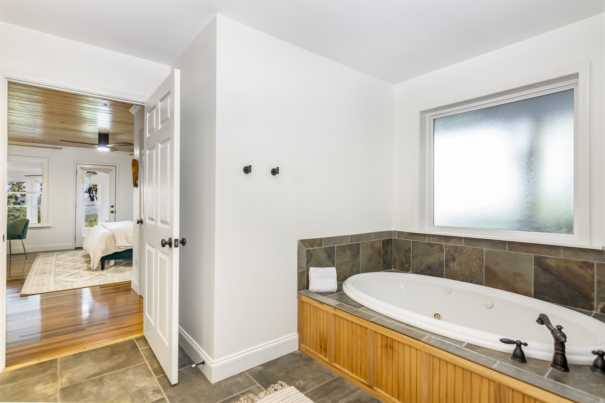 Master bathroom w/ soaking tub