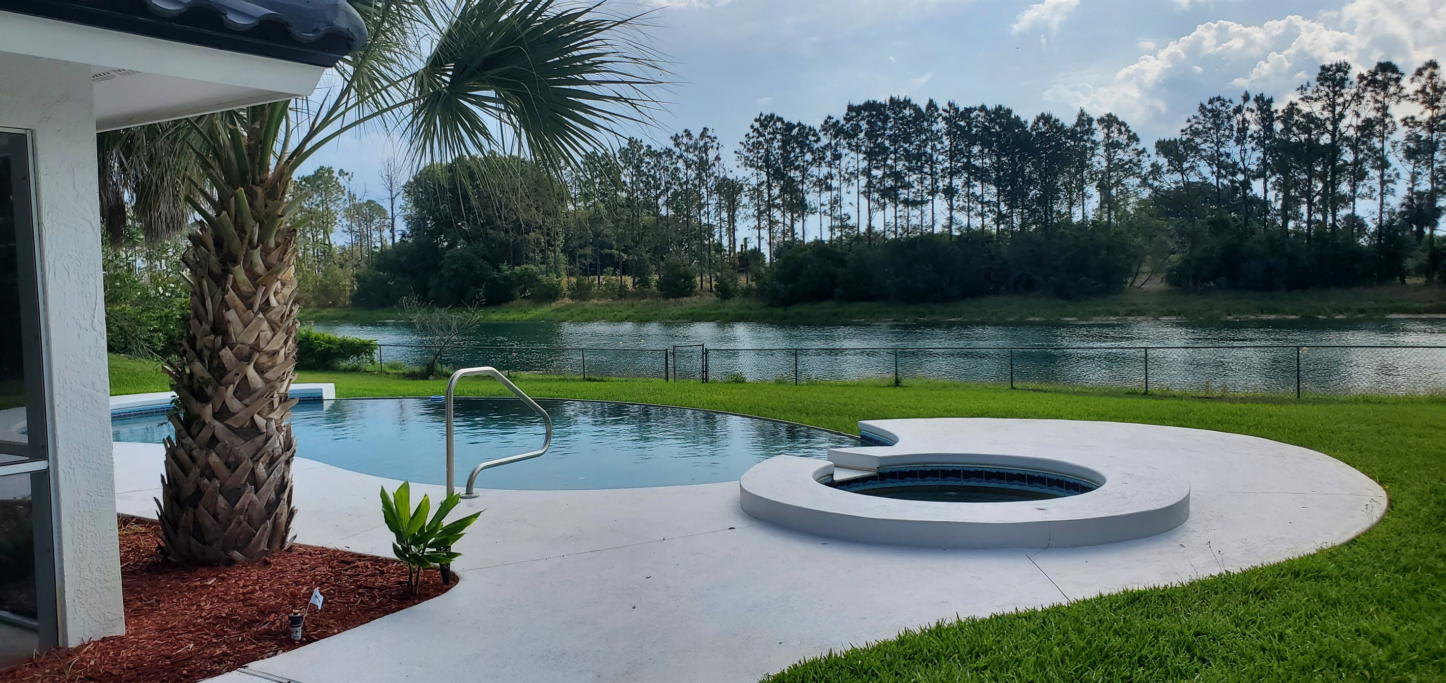 Spa, pool and lakeview