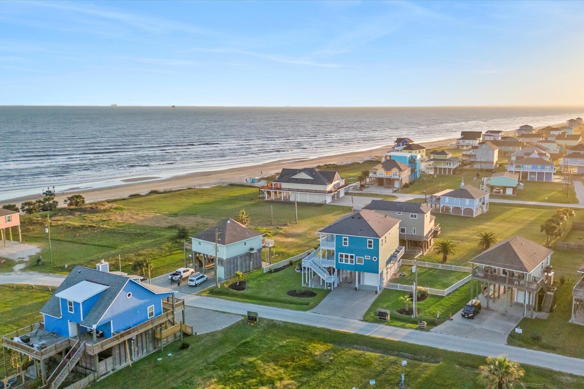 6acf32f208ee4bab92e7c65cc28b7dce Large | Beachhouse | Texas | TX | Vacation Homes | Galveston | Crystal Beach | Kokomo | Breezy Days | Beachfront Elegance | Sunrise Serenity | Southern Sands Property Management, LLC