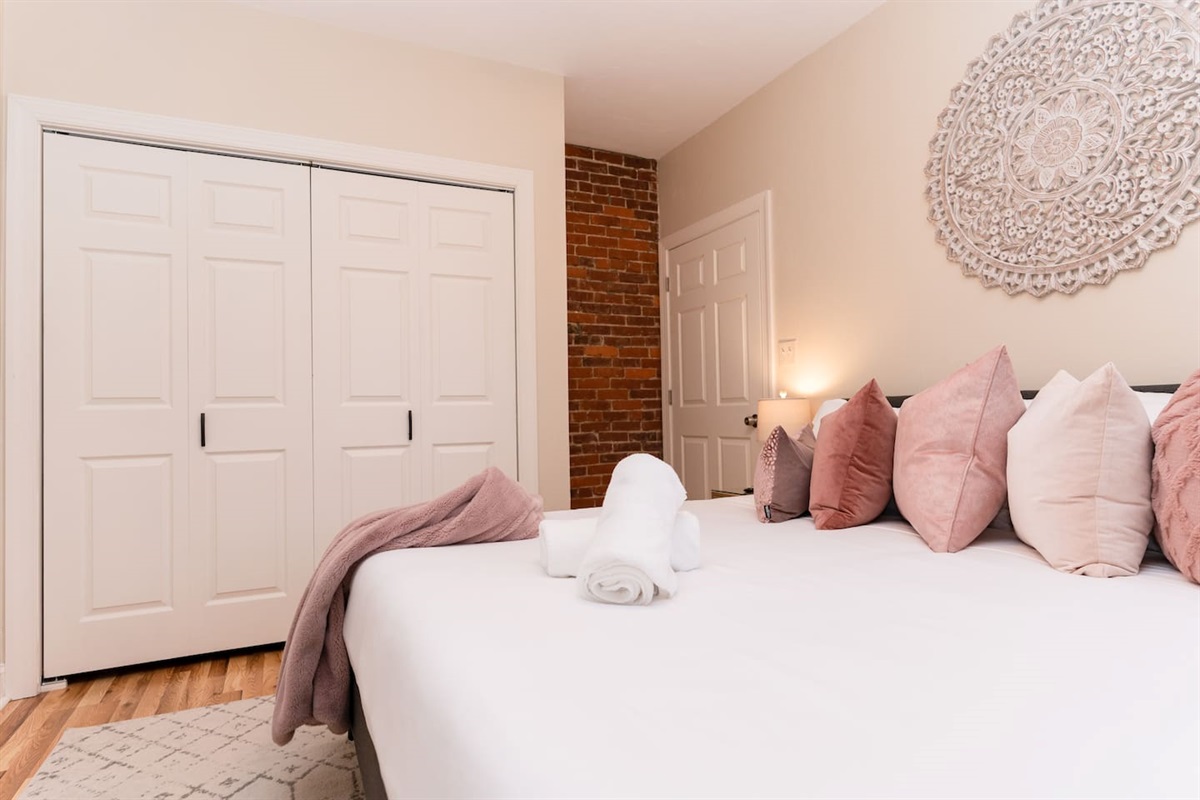 Spacious built-in cabinet in the bedroom, offering plenty of storage for your belongings.
