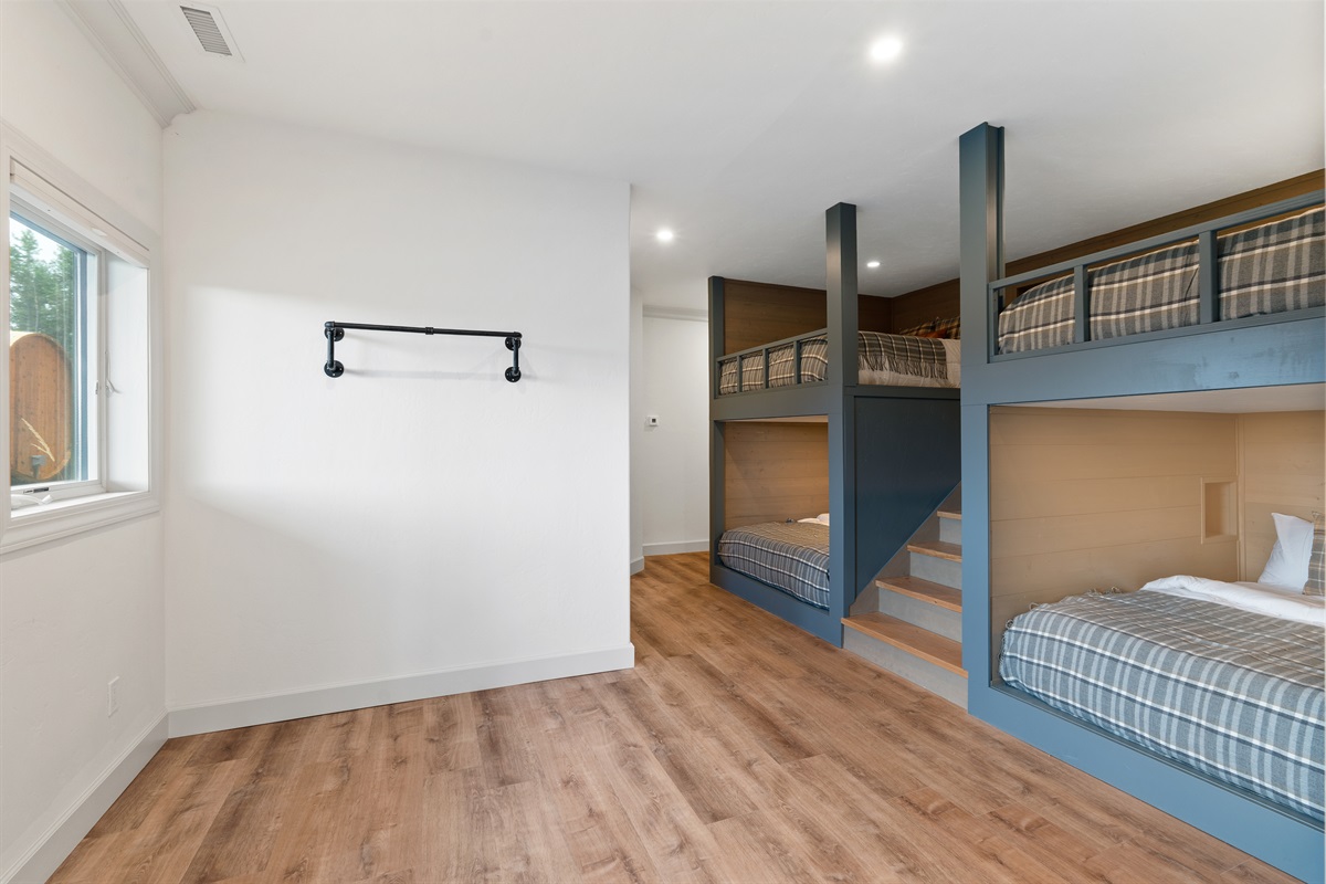 Bunk room with 4 queen size beds,