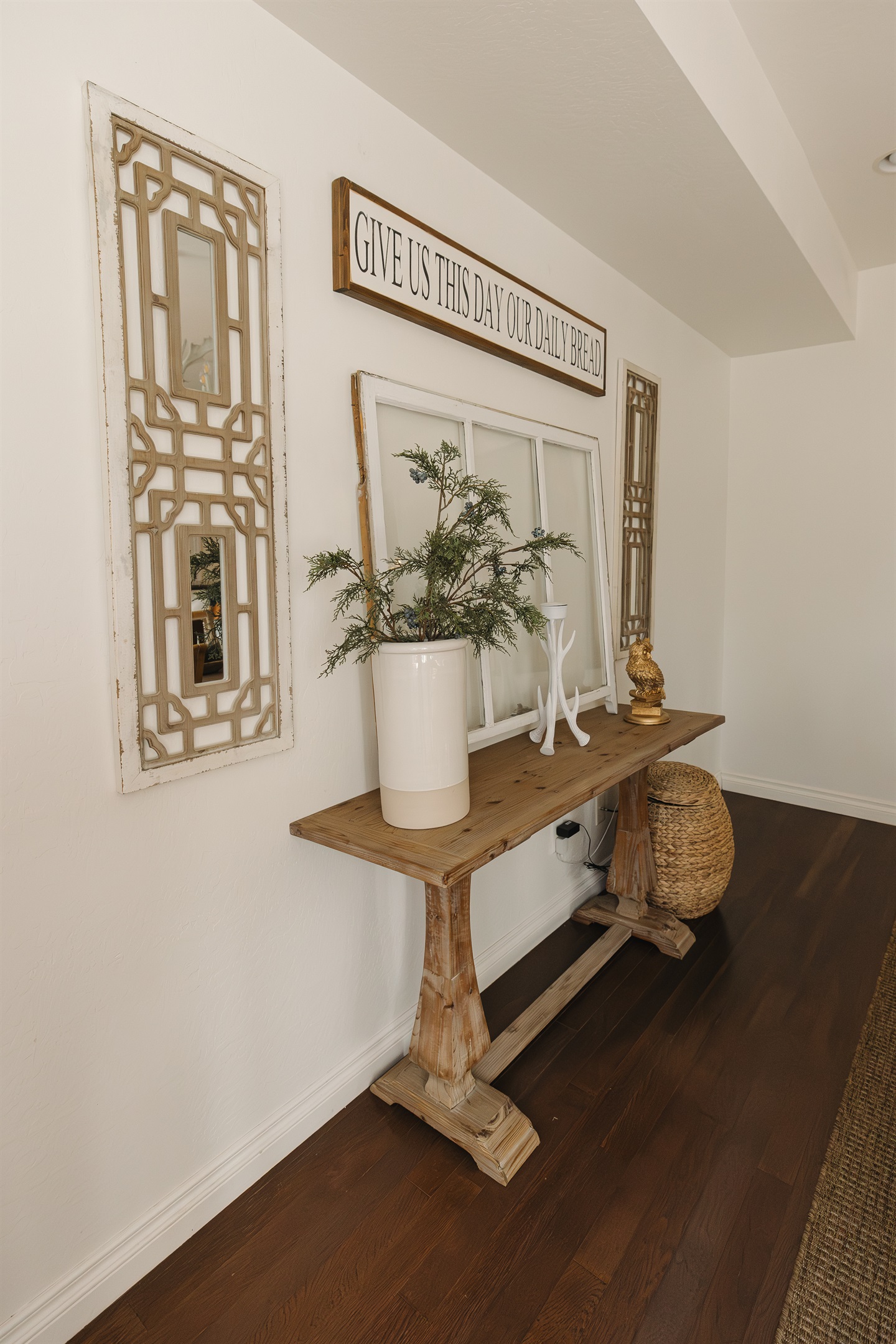 Warm, welcoming entry with curated décor and mountain charm. Attiwood Ridge offers a boutique Pinetop condo experience designed for couples and families seeking comfort, style, and a peaceful getaway.