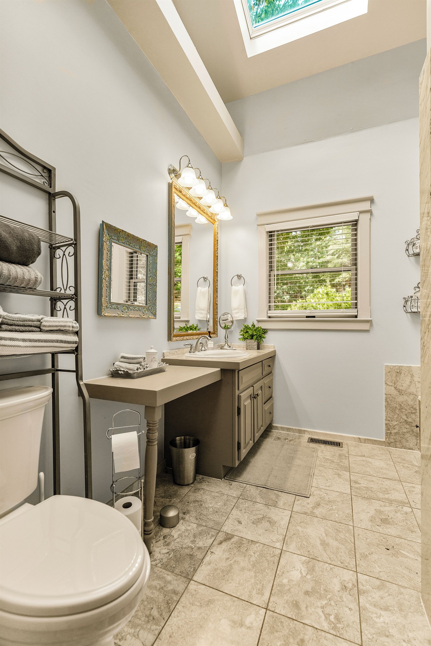 Ensuite bath to BR1 with shower and soaker tub
