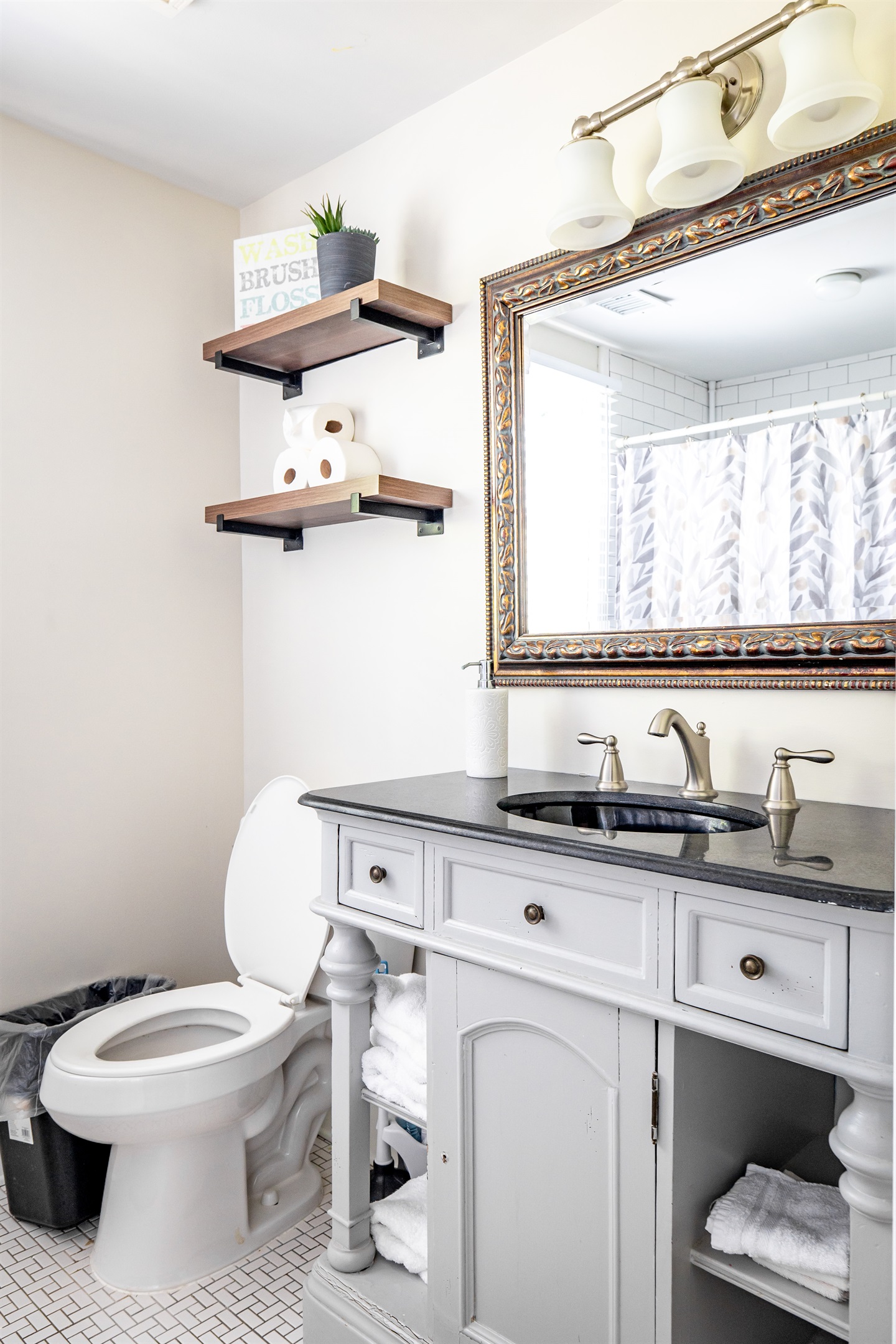 Upstairs full bathroom