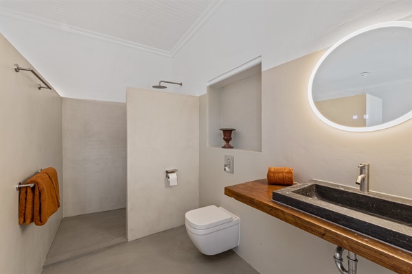 Heritage City Villa - Bedroom 1 | Ensuite bathroom