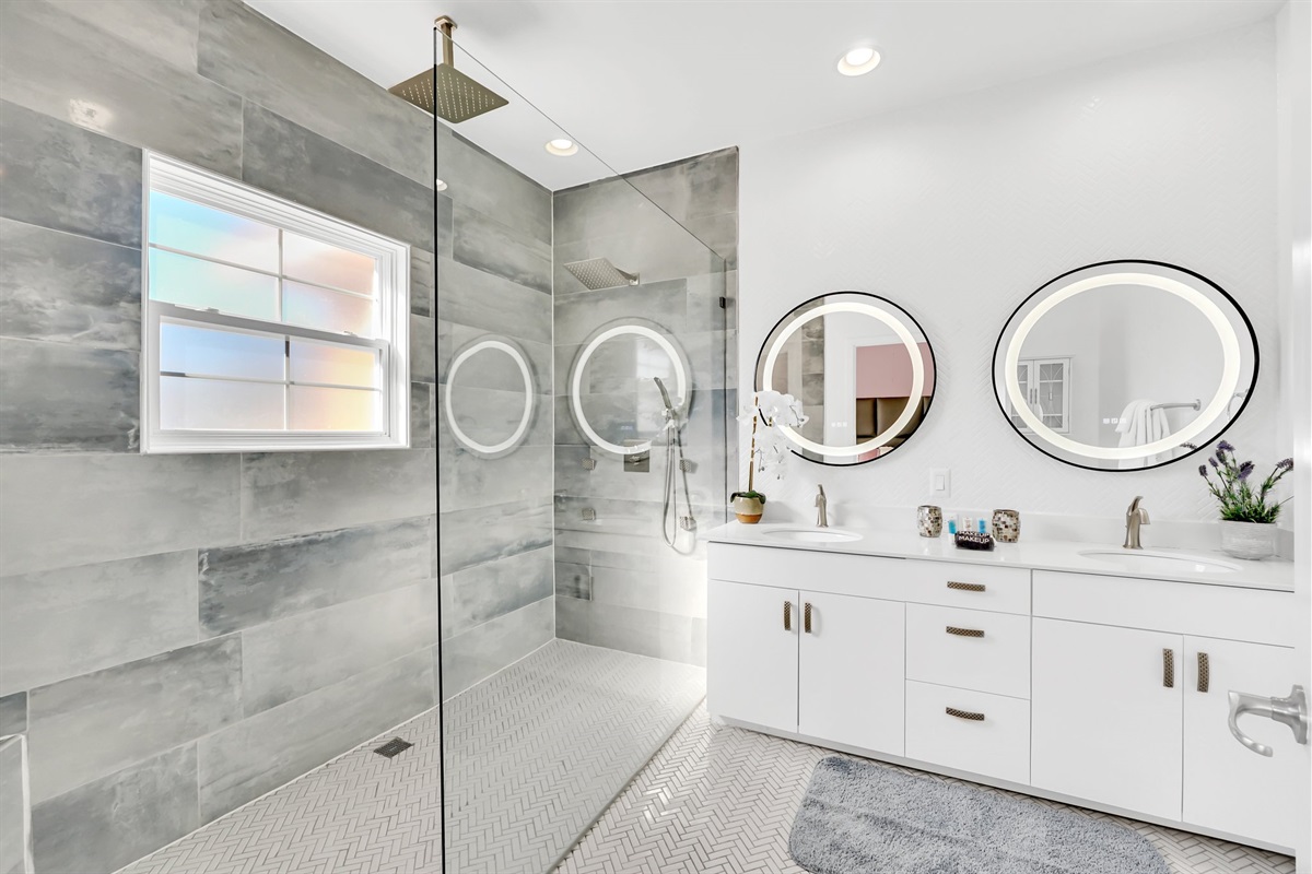 Luxurious primary bath
