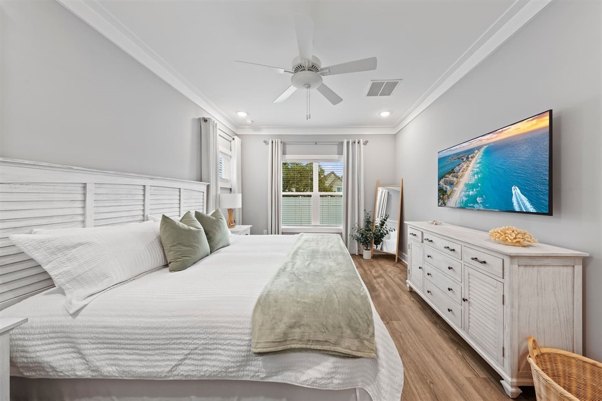 [Master bedroom] King bed & smart TV