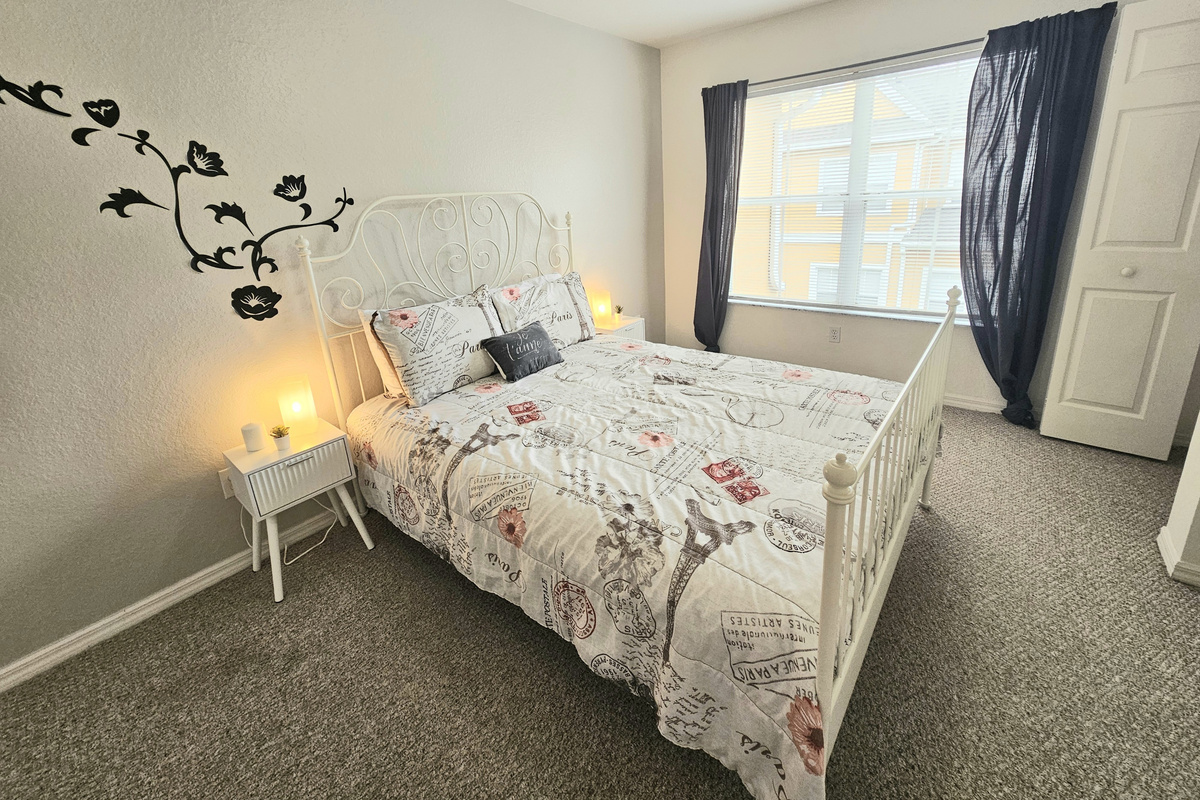 Queen Bedroom upstairs, Ceiling Fan