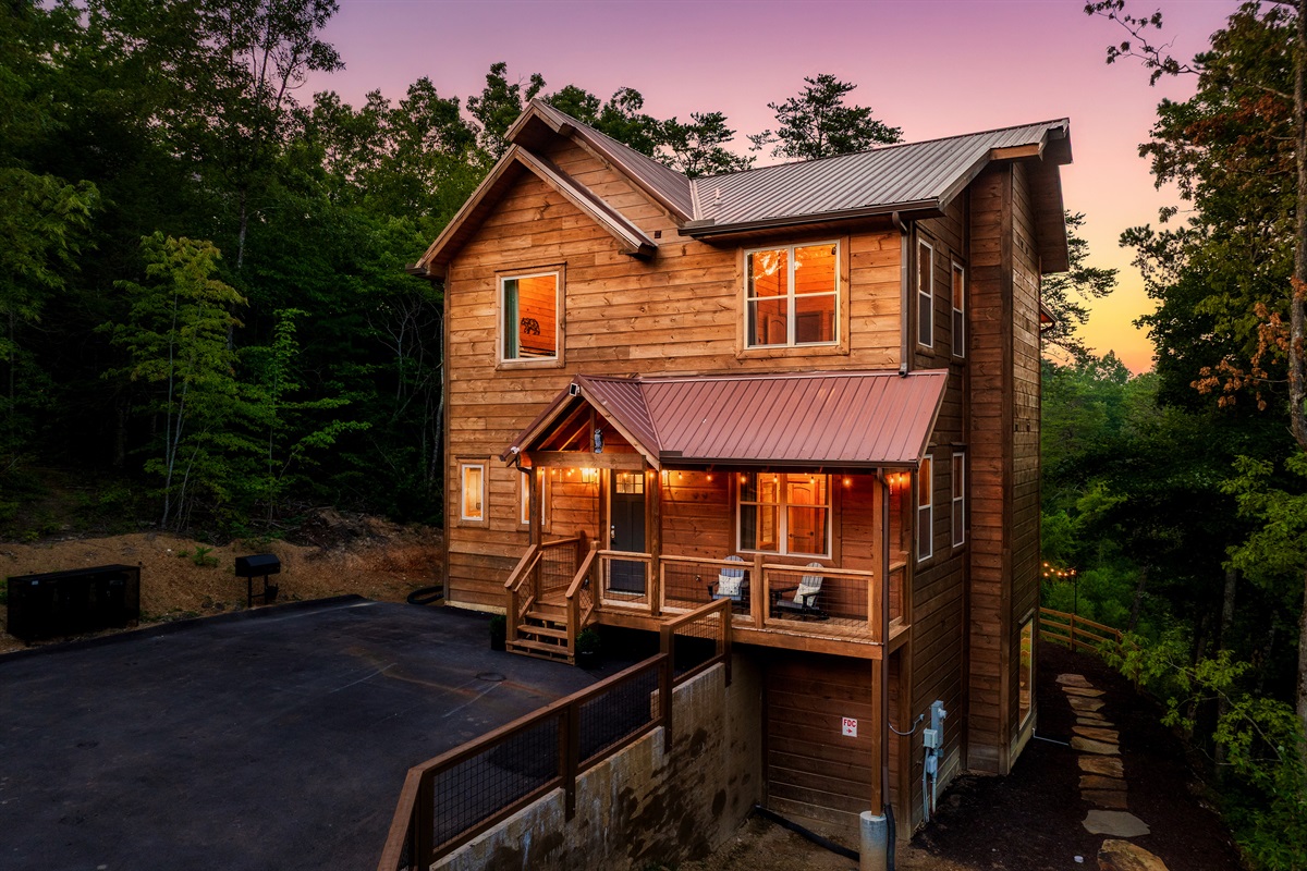 Luxury cabin with private parking and loaded with amenities
