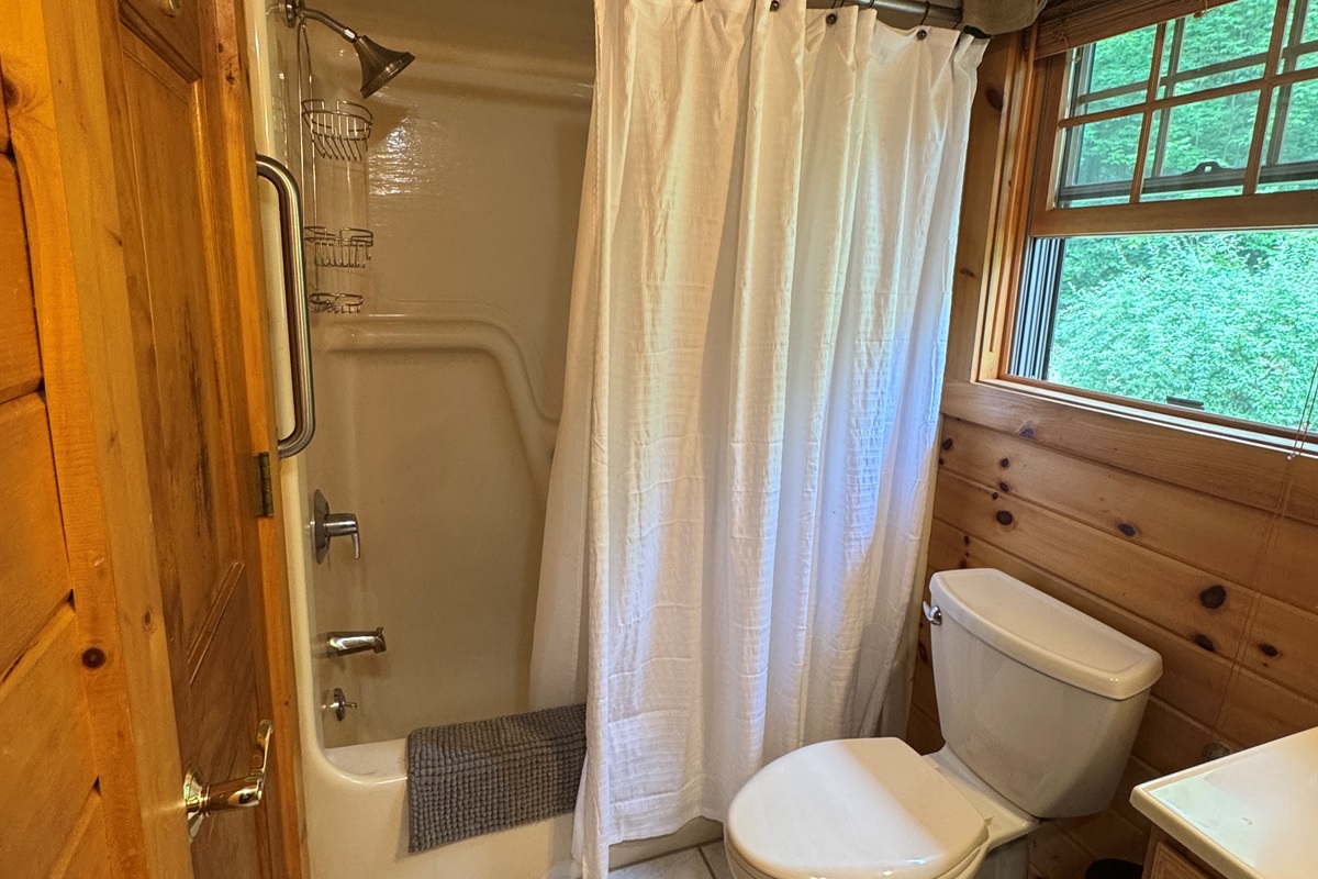 1st floor bathroom with tub/shower