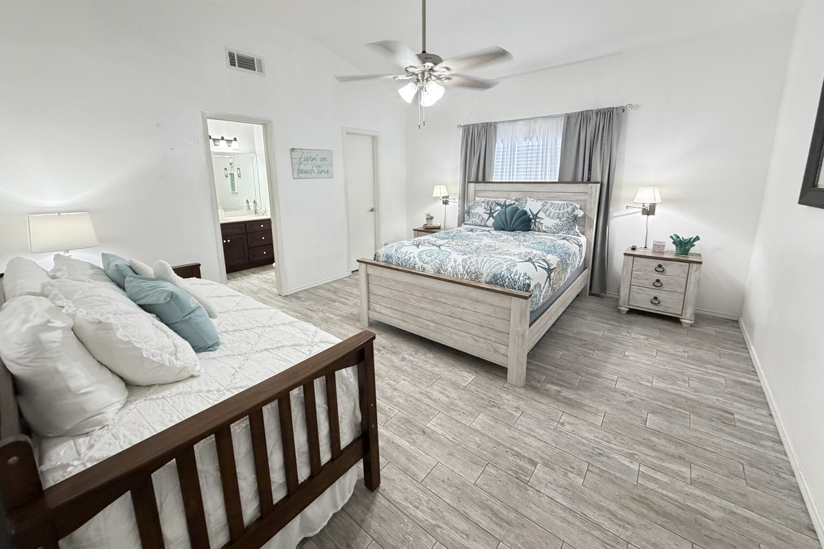 Spacious coastal bedroom with one queen bed and w/daybed and trundle