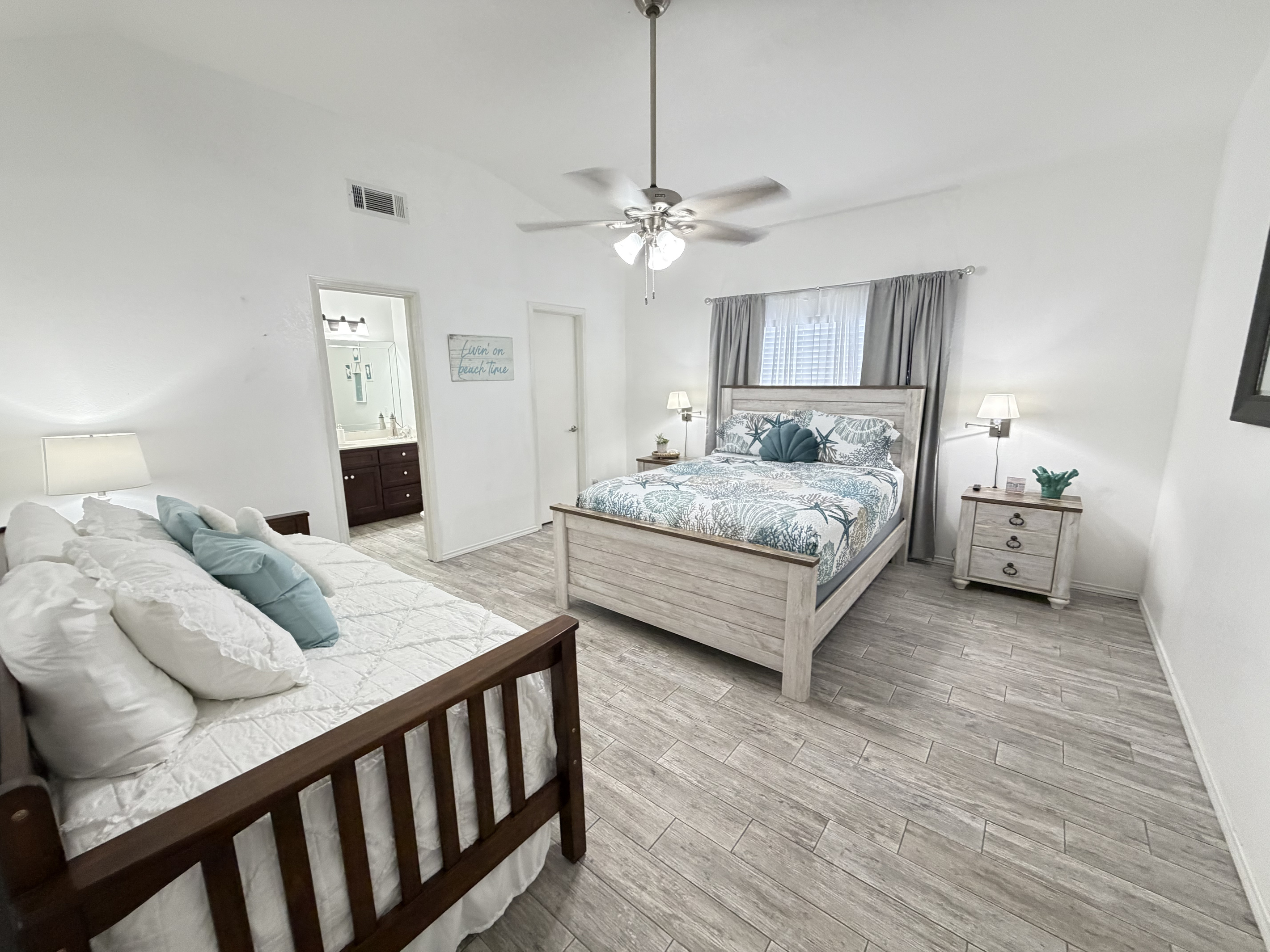 Spacious coastal bedroom with one queen bed and w/daybed and trundle