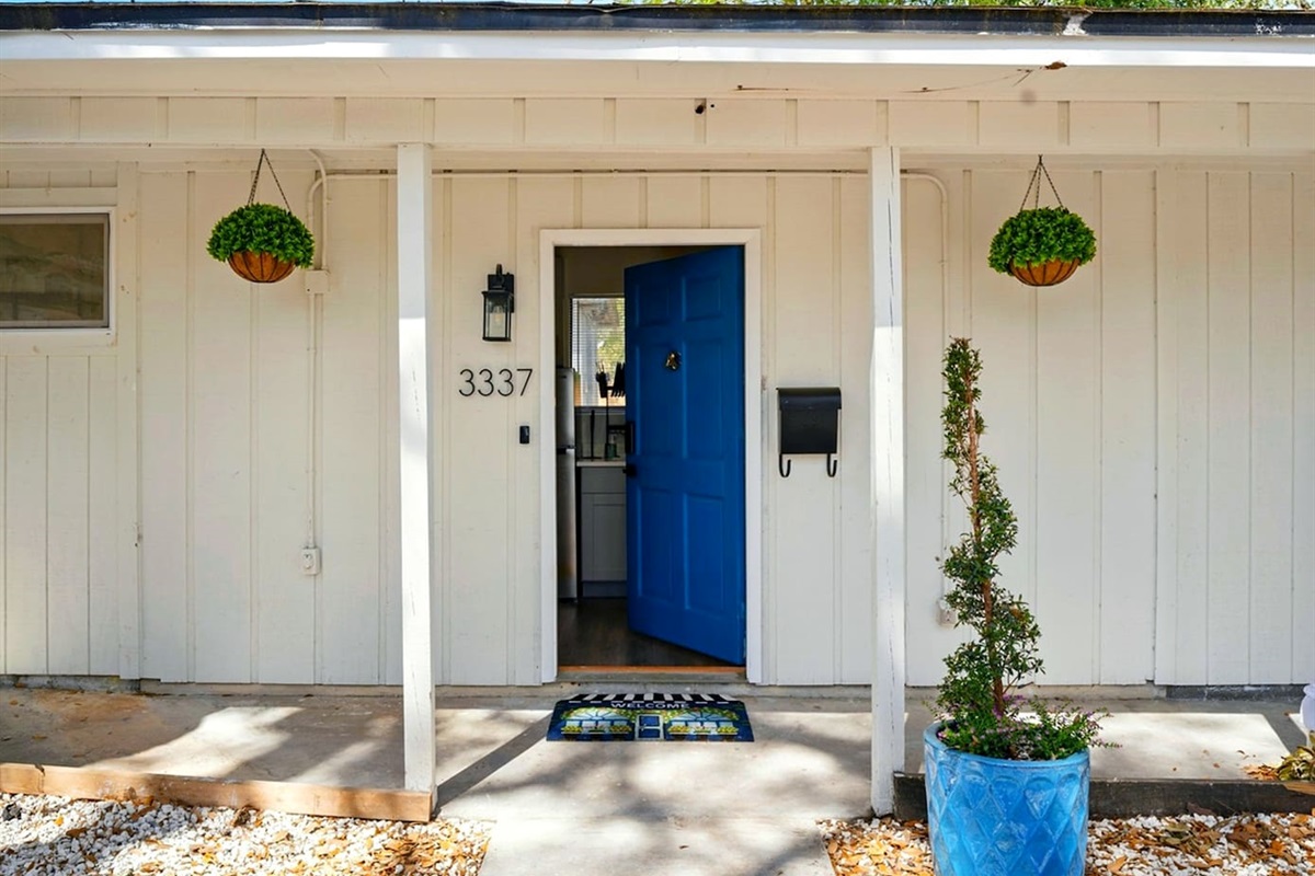 Warm welcome at the unit’s modern entry