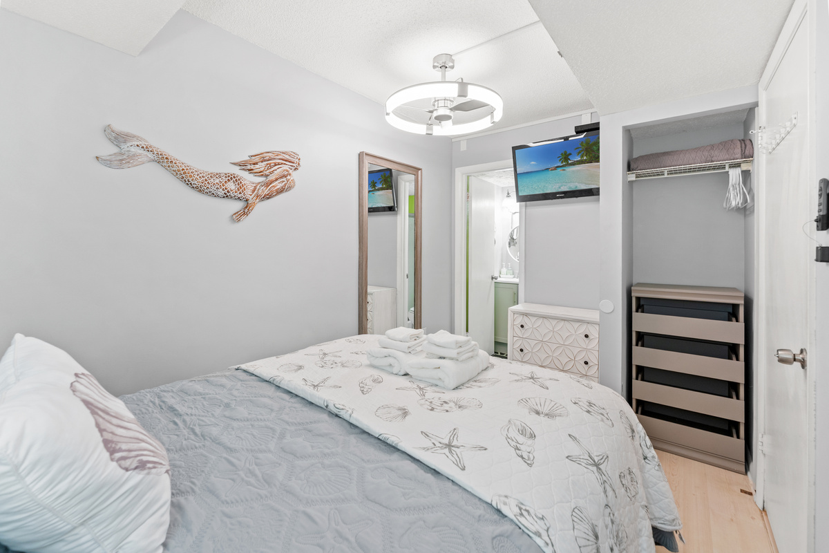 2nd Bedroom with queen bed and ensuite