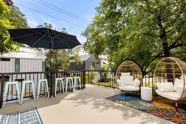 Marvel at the views of the friendly neighborhood while relaxing in an eggchair or bar top.