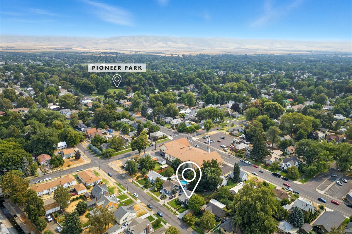 3 blocks to Pioneer Park - Pickleball courts, kids' playground, and aviary