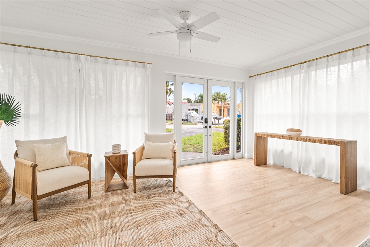 A warm and welcoming coastal living space made for unwinding in style.