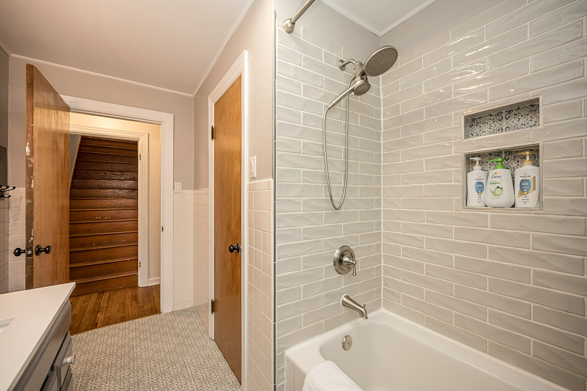 Fresh towels and complimentary toiletries are provided.