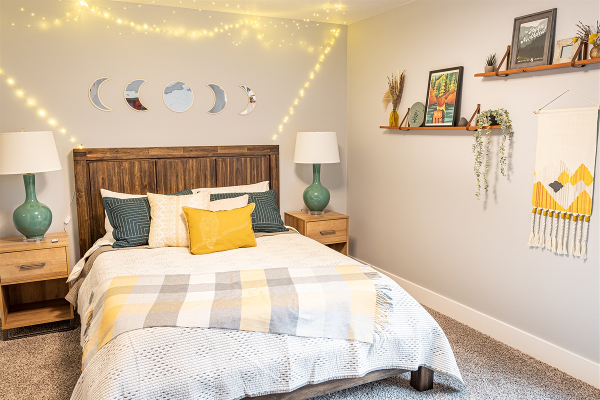 Downstairs Bedroom w/ Queen Bed