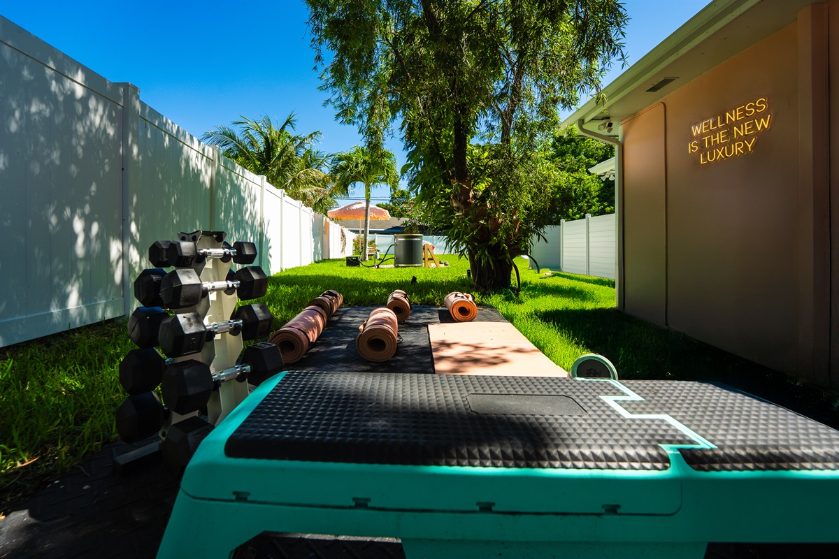 Private Outdoor Wellness & Meditation Space 🌿
Unwind, stretch, and recharge in this peaceful backyard wellness retreat featuring yoga mats, free weights, and a serene tropical setting perfect for meditation, morning movement, or mindful relaxation.