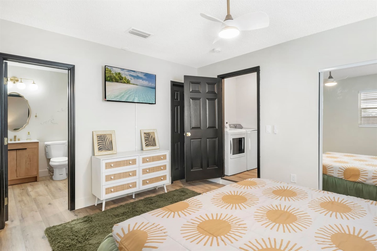 King Suite 1 with ensuite Bathroom, New Memory Foam Mattress, 40-in TV.