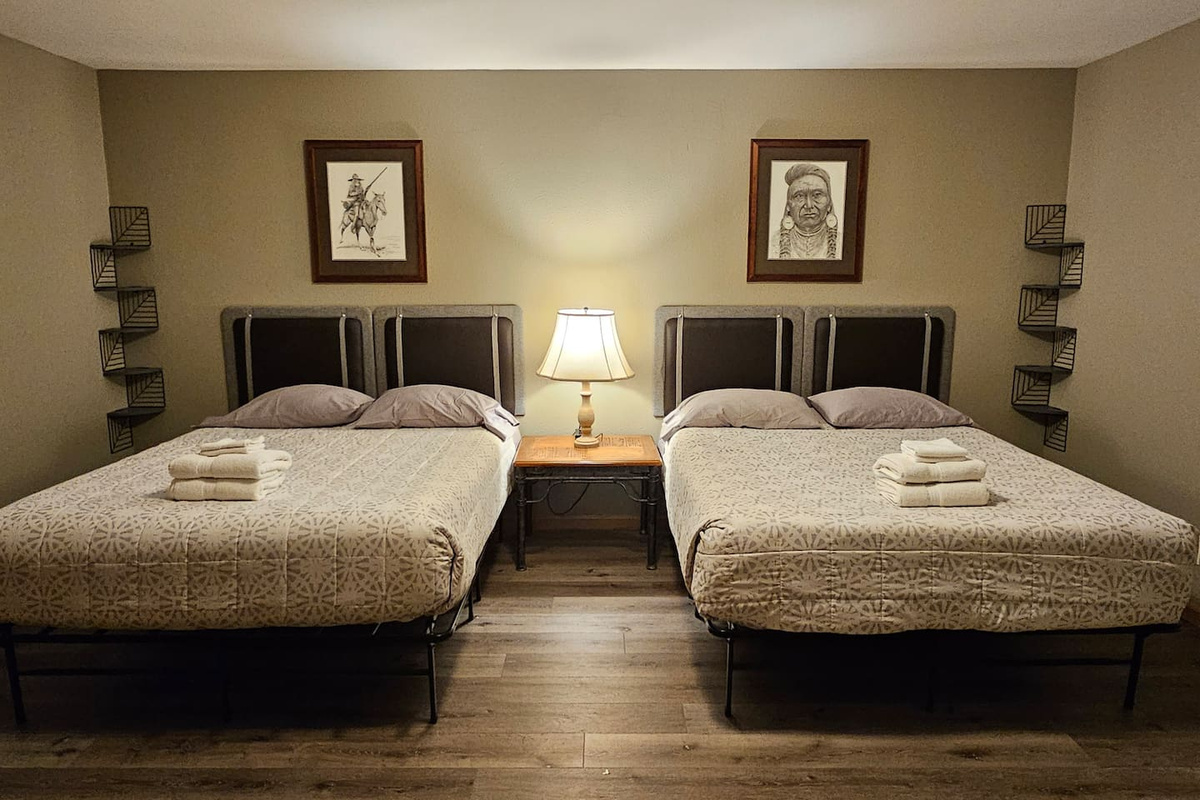 Bedroom 2 - main floor - 2 queens