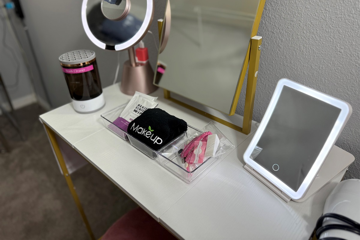 💋 Ready, set, glow! Our glam station has everything you need – from amenities to lighting – for a confident, beautiful start