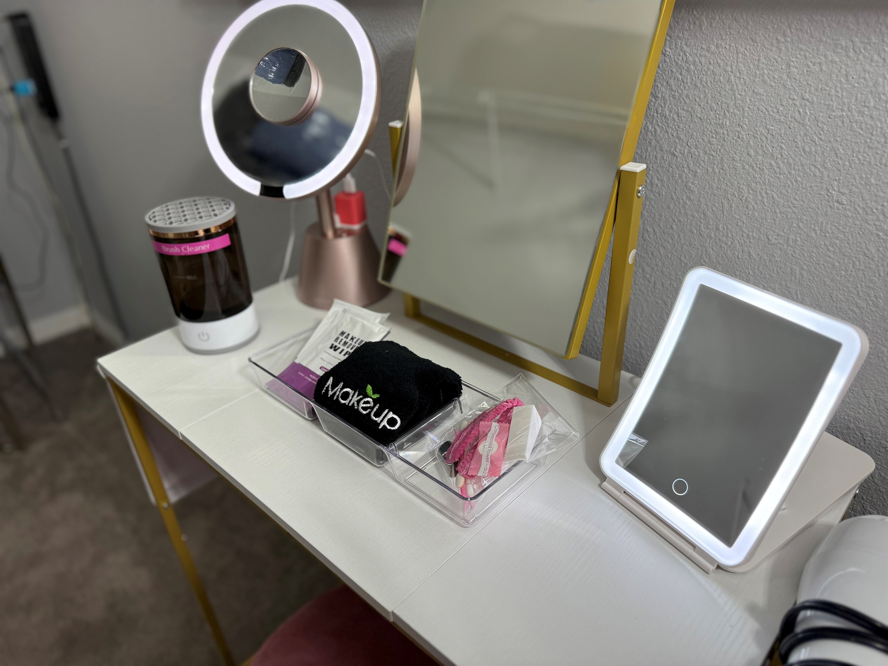 💋 Ready, set, glow! Our glam station has everything you need – from amenities to lighting – for a confident, beautiful start