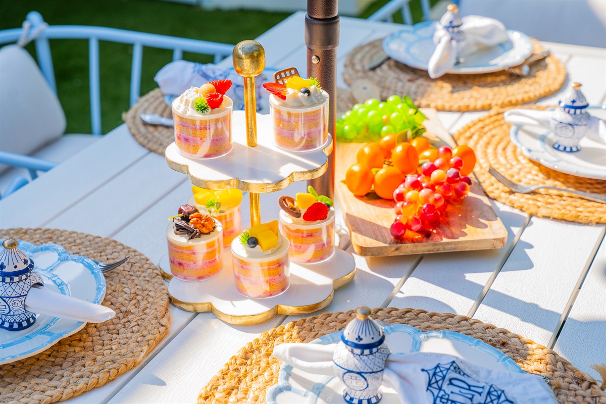 Happy hour starts here! Enjoy the perfect setup for snacks and appetizers.