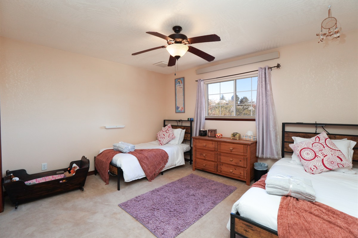 Bright and welcoming twin bedroom—great for kids, teens, or friends traveling together.