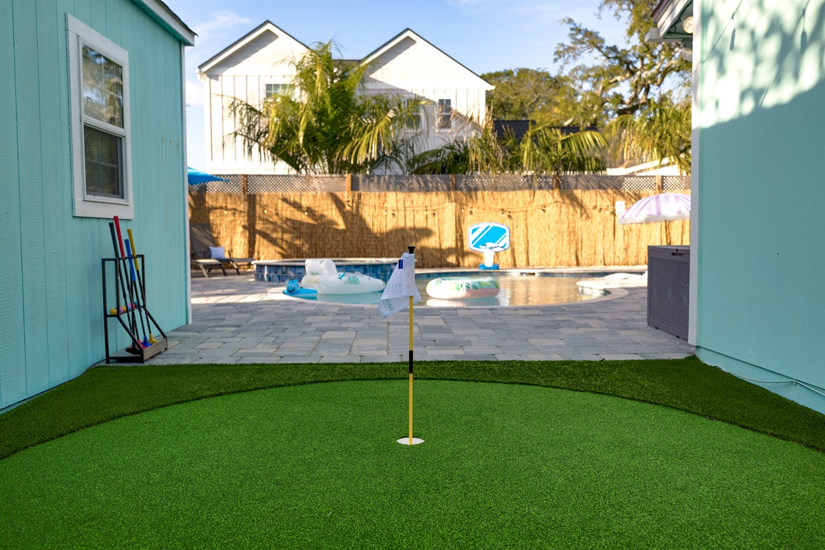 Private putting green gives endless entertainment for all ages