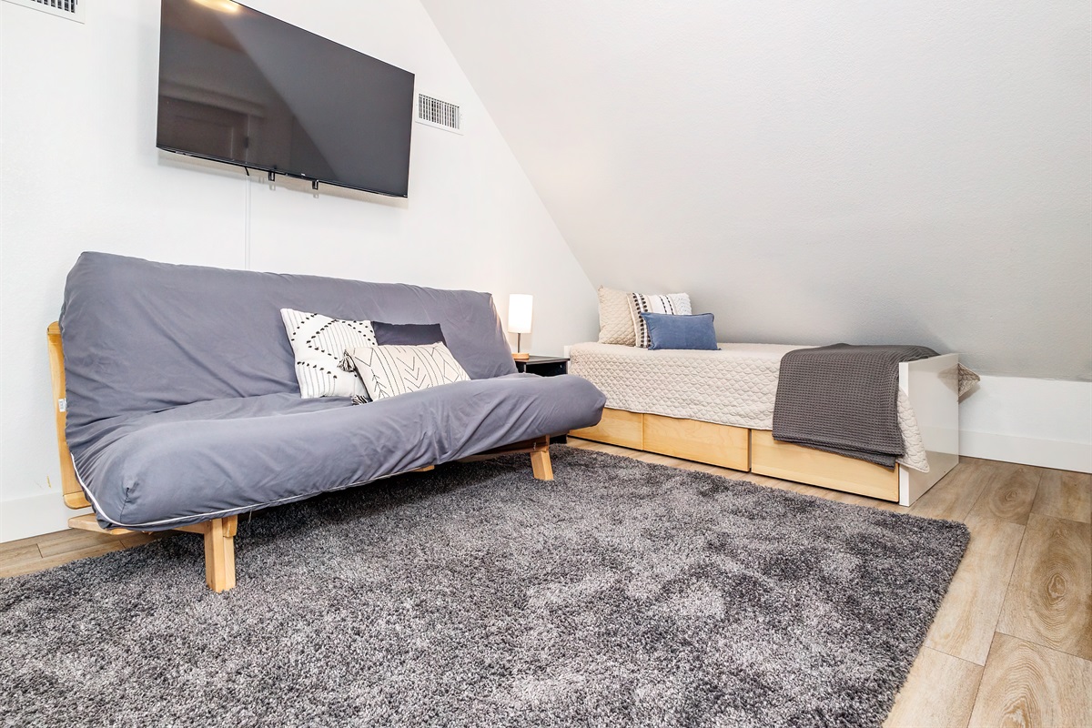 Cozy loft bedroom with 2 twin beds and a comfy futon - room for everyone!